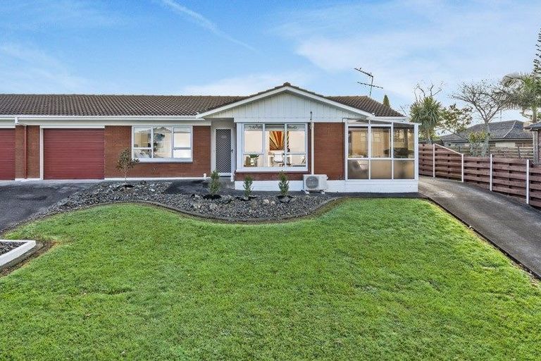 Photo of property in 2a Kurnell Drive, Botany Downs, Auckland, 2010
