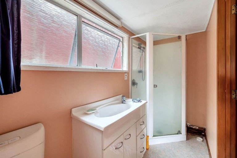 Photo of property in 1/6 Mcquoid Place, Glenfield, Auckland, 0629