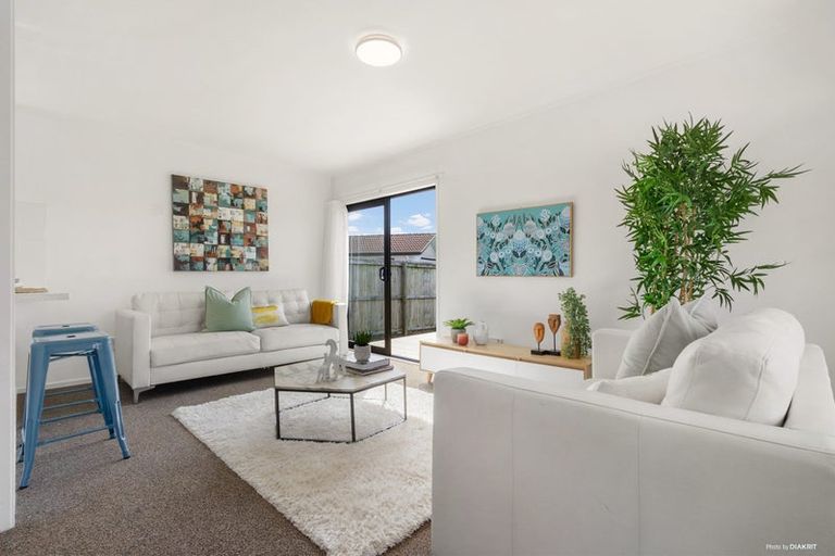 Photo of property in 3/27 Karepo Crescent, Ranui, Auckland, 0612