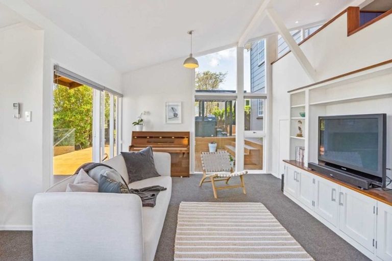 Photo of property in 69 Ravenwood Drive, Forrest Hill, Auckland, 0620