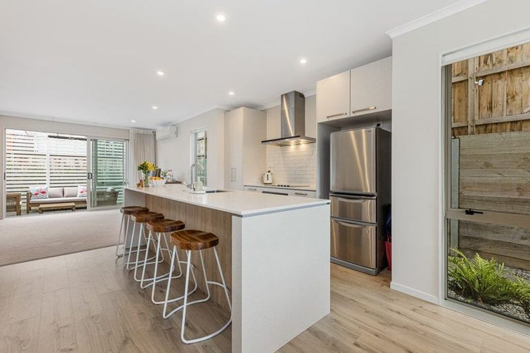 Photo of property in 10 Waimoana Close, Massey, Auckland, 0614