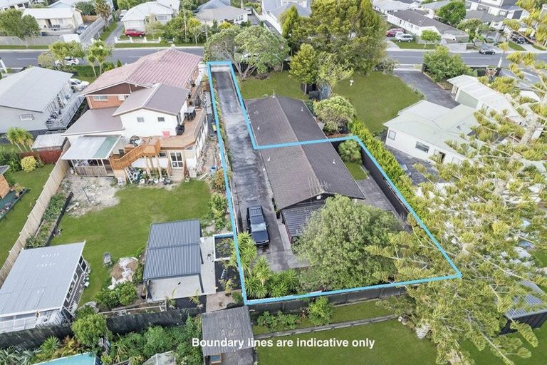 Photo of property in 2/44 Waimumu Road, Massey, Auckland, 0614