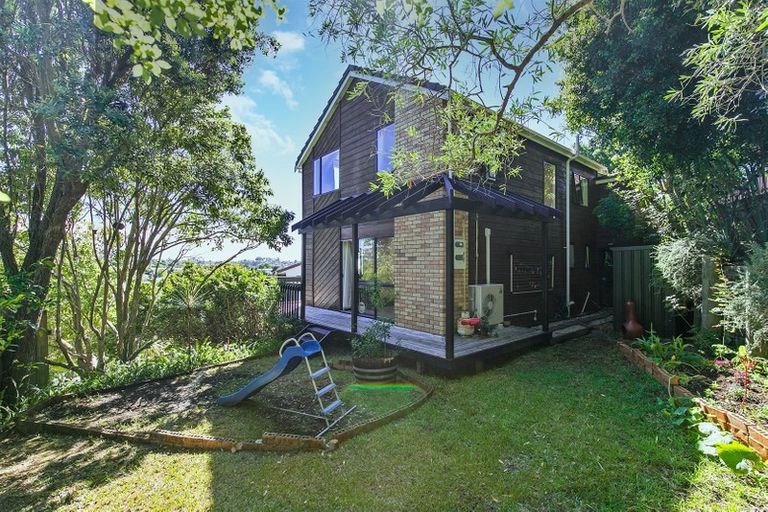 Photo of property in 2/10 Helicon Place, Totara Vale, Auckland, 0629