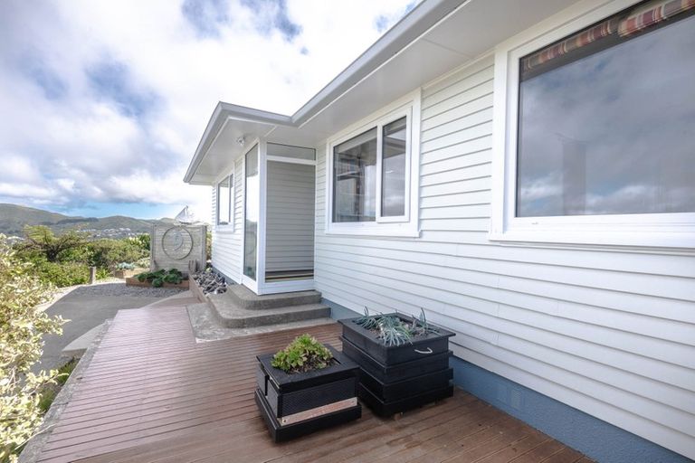 Photo of property in 9 Ruskin Road, Newlands, Wellington, 6037