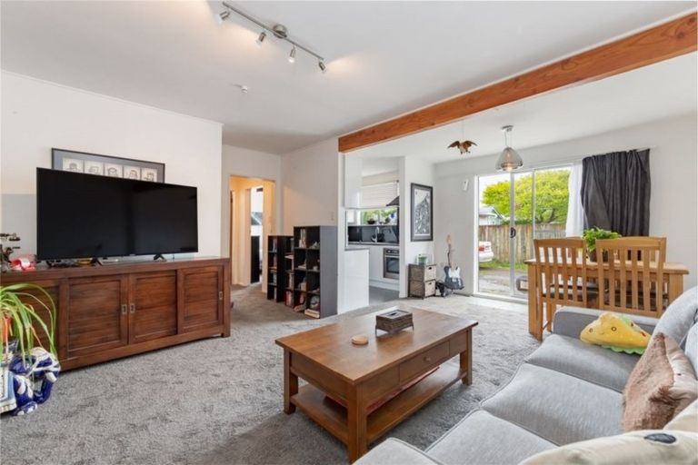 Photo of property in 2/19 Pirie Crescent, Moera, Lower Hutt, 5010