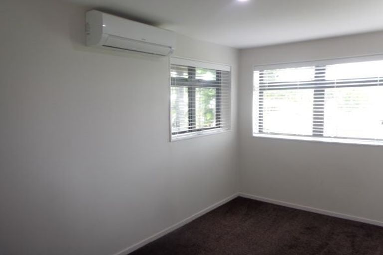 Photo of property in 81 Hobsonville Road, West Harbour, Auckland, 0618