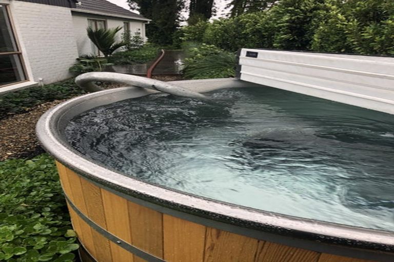 Photo of property in 4a Page Point, Mellons Bay, Auckland, 2014