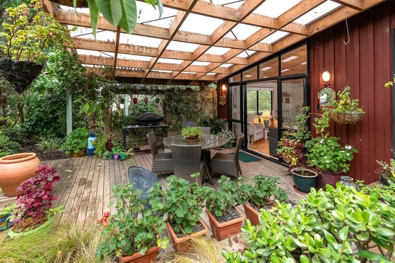 Photo of property in 18 Tanglewood Place, Cockle Bay, Auckland, 2014