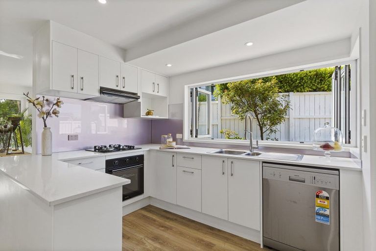 Photo of property in 16 Paisley Street, Mellons Bay, Auckland, 2014