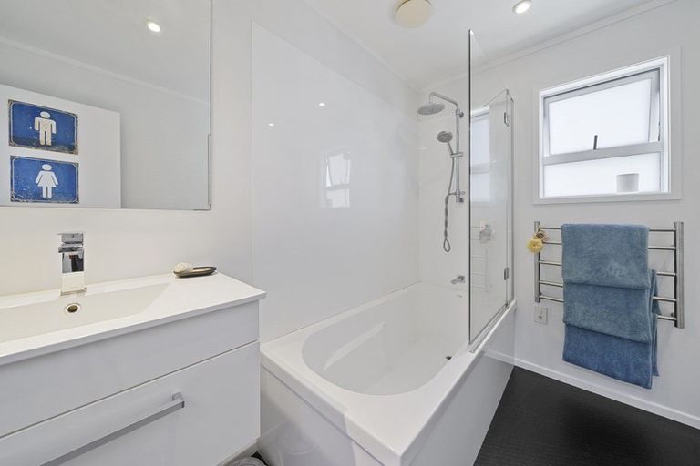 Photo of property in 2b Cherry Grove, Strathmore Park, Wellington, 6022