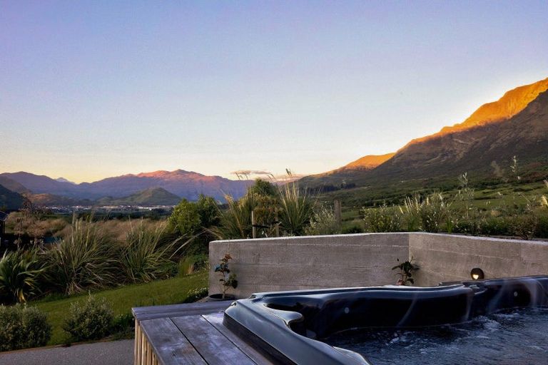 Photo of property in 6 Stockyard Lane, Jacks Point, Queenstown, 9371