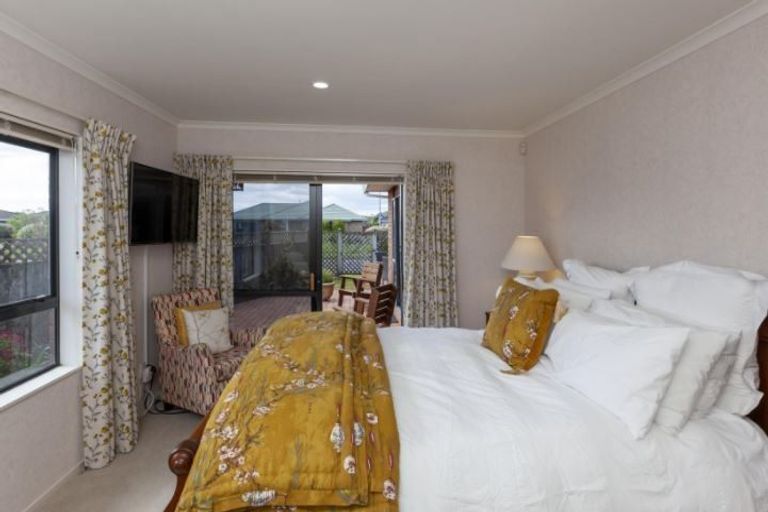 Photo of property in 8 Cranbrook Grove, Waikanae, 5036