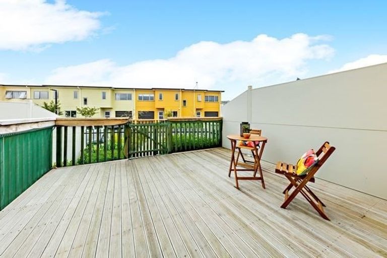 Photo of property in 28/11 Ray Small Drive, Papakura, 2110
