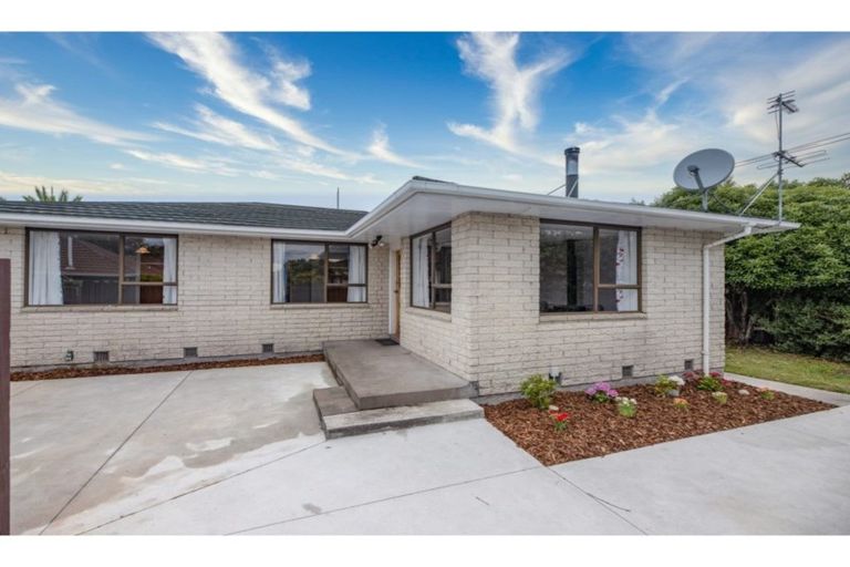 Photo of property in 2/8a Salford Avenue, Redwood, Christchurch, 8051
