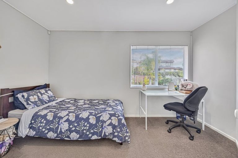 Photo of property in 6 Hanly Close, West Harbour, Auckland, 0618