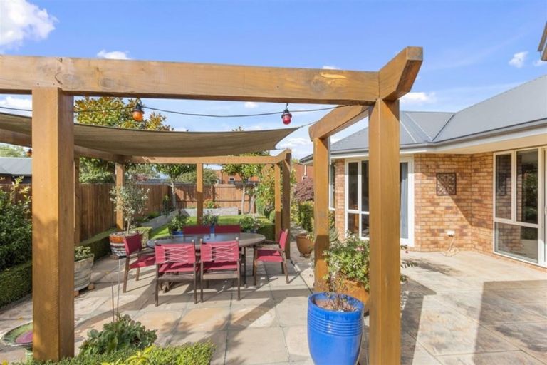 Photo of property in 18 Willowview Drive, Redwood, Christchurch, 8051