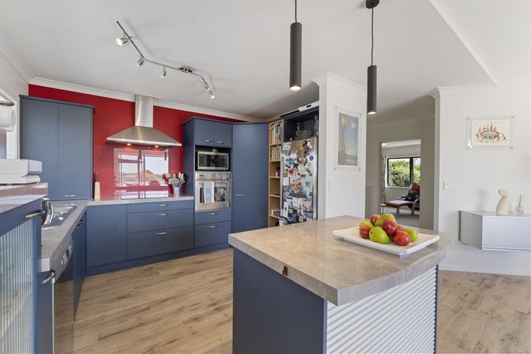 Photo of property in 155 Field Way, Waikanae Beach, Waikanae, 5036