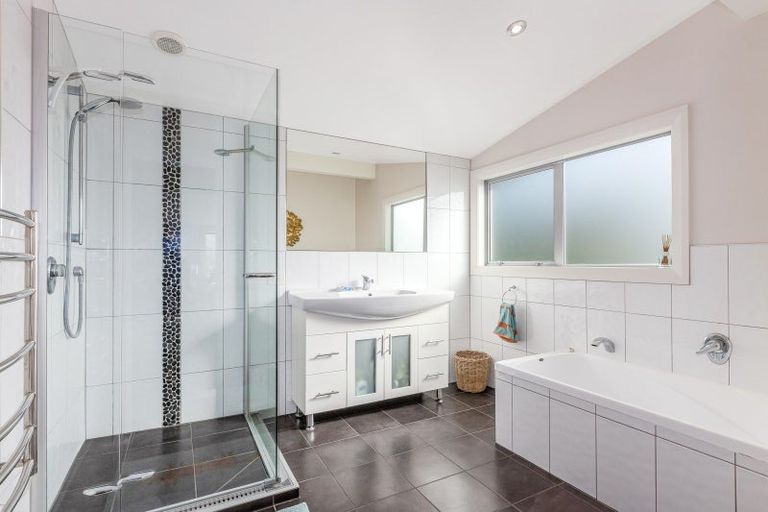 Photo of property in 3 Pendennis Point, Camborne, Porirua, 5026