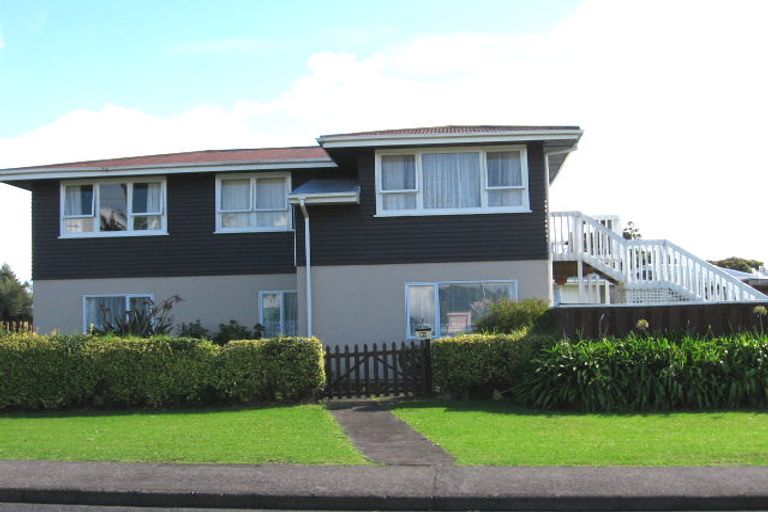 Photo of property in 98 Gloria Avenue, Te Atatu Peninsula, Auckland, 0610