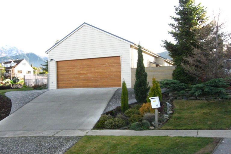 Photo of property in 12 Larch Court, Kelvin Heights, Queenstown, 9300