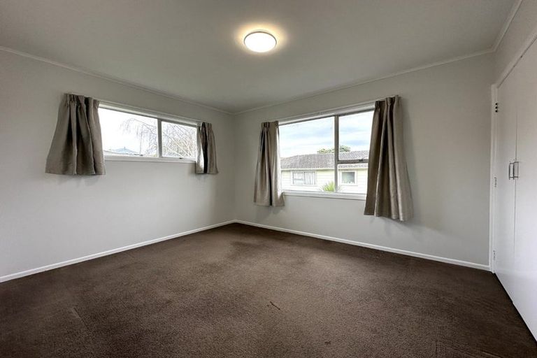 Photo of property in 19 Lydford Place, Glendene, Auckland, 0602