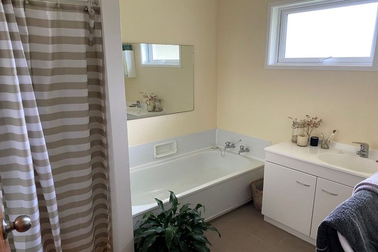 Photo of property in 16 Downing Street, Crofton Downs, Wellington, 6035