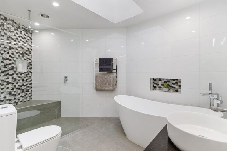 Photo of property in 11 Tyrico Close, Unsworth Heights, Auckland, 0632