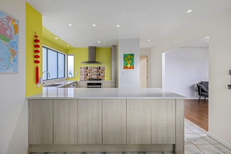 Photo of property in 1/208 East Coast Road, Forrest Hill, Auckland, 0620