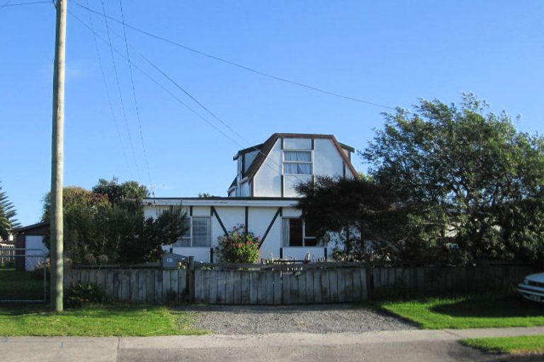 Photo of property in 30a Rangihiroa Street, Waikanae Beach, Waikanae, 5036