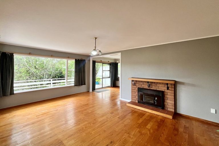 Photo of property in 11 La Rosa Street, Green Bay, Auckland, 0604