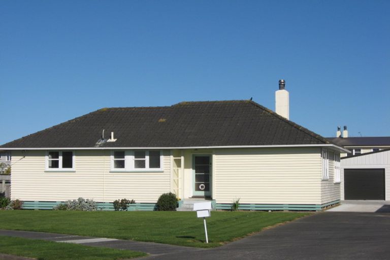 Photo of property in 15 Holland Crescent, Bulls, 4818