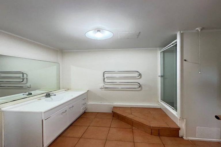 Photo of property in 6 Shearwater Rise, Rothesay Bay, Auckland, 0630