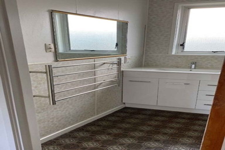 Photo of property in 111 Farquhar Road, Glendene, Auckland, 0602