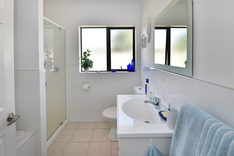 Photo of property in 19 Raabia Close, Parakai, 0830