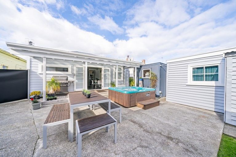 Photo of property in 25 Riddlers Crescent, Petone, Lower Hutt, 5012