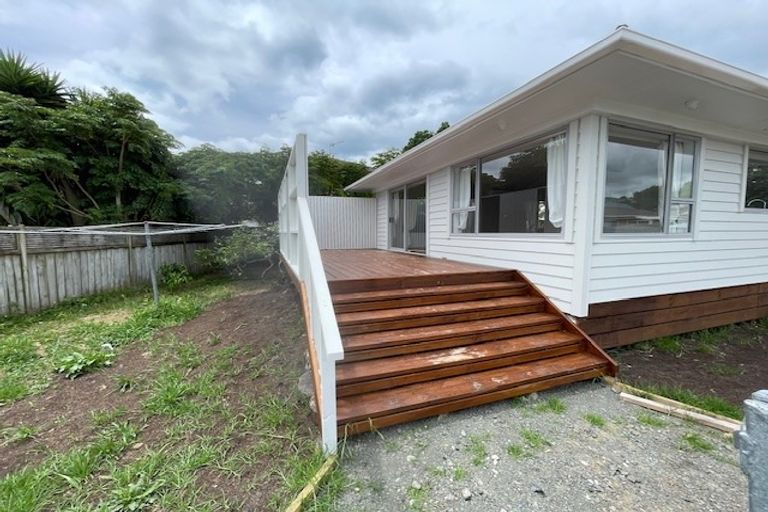 Photo of property in 30 Walton Street, Red Beach, 0932