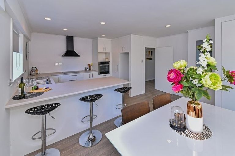 Photo of property in 37 Churchill Avenue, Manurewa, Auckland, 2102