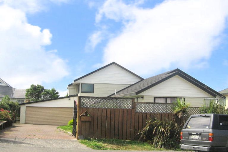 Photo of property in 28 Ashton Fitchett Drive, Brooklyn, Wellington, 6021