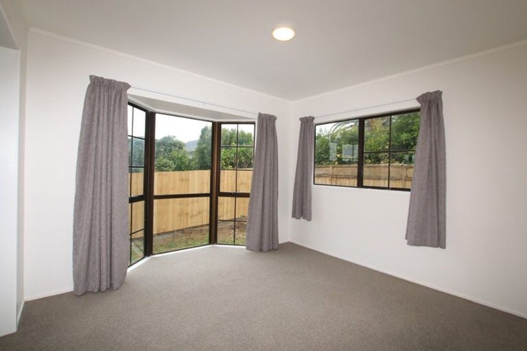 Photo of property in 2/8 Delisle Place, Windsor Park, Auckland, 0632