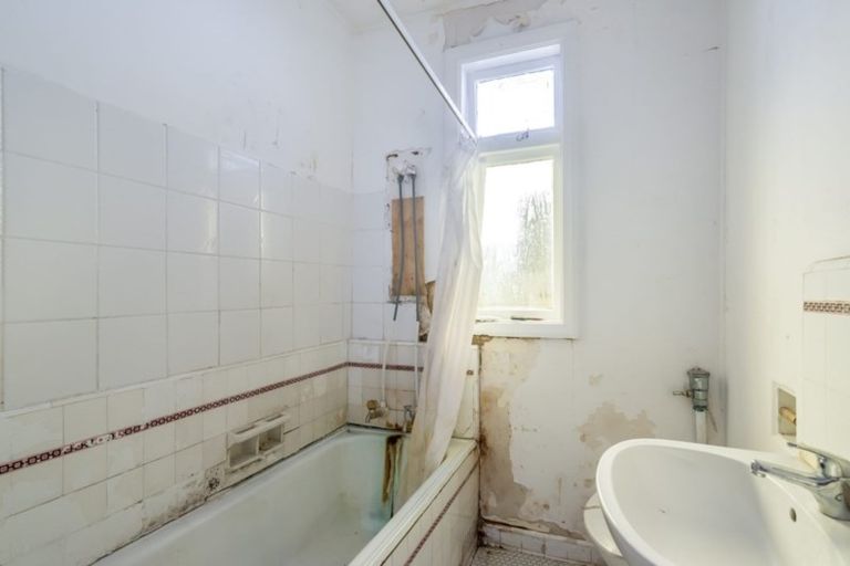 Photo of property in 204 Coutts Street, Rongotai, Wellington, 6022