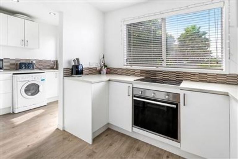 Photo of property in 11 Cottam Grove, Northcross, Auckland, 0632