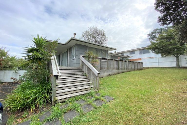 Photo of property in 8 Kerria Place, Sunnynook, Auckland, 0620