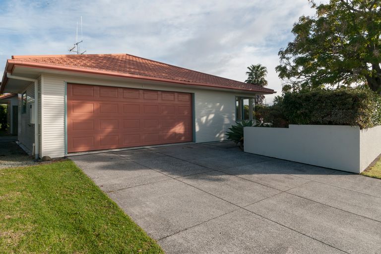 Photo of property in 10 Meadowviews Drive, Welcome Bay, Tauranga, 3112