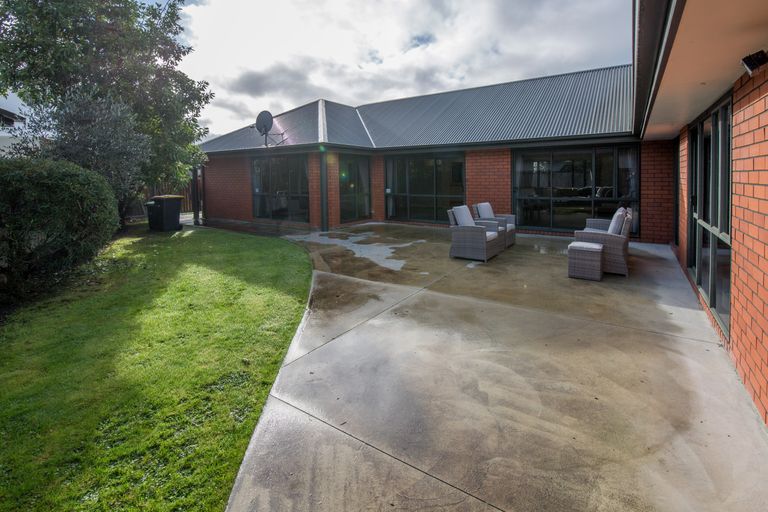 Photo of property in 3 Thicket Close, Redwood, Christchurch, 8051