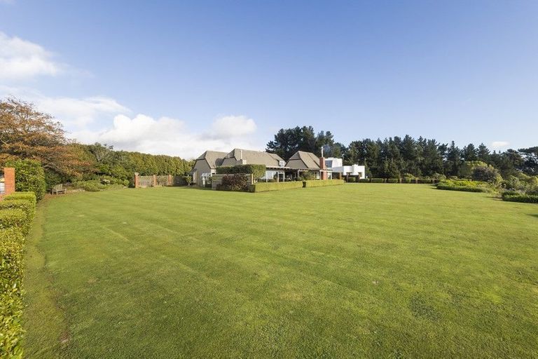 Photo of property in 38 Titirangi Drive, Fitzherbert, Palmerston North, 4471