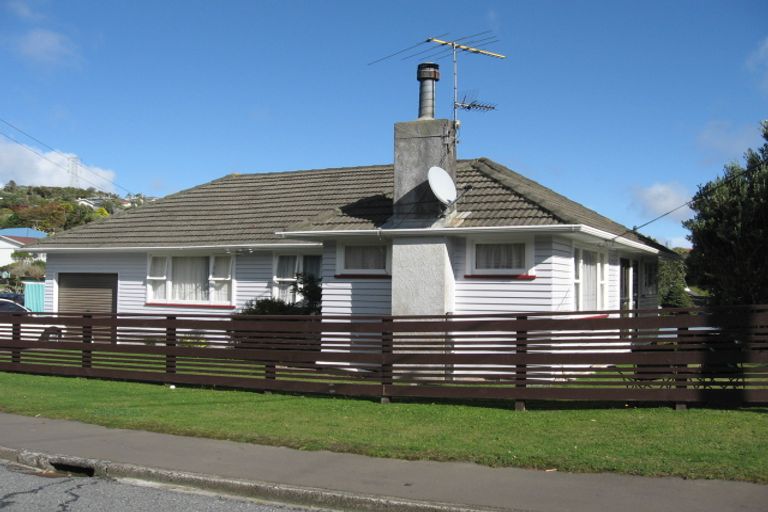 Photo of property in 1 Longcroft Terrace, Newlands, Wellington, 6037