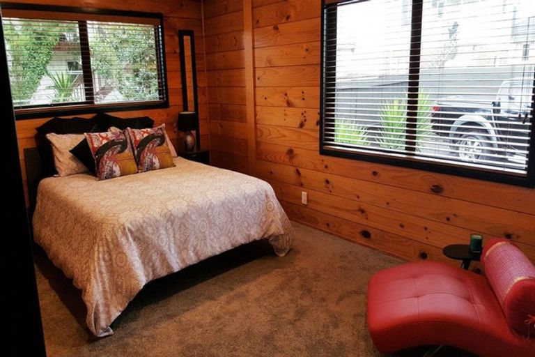 Photo of property in 1/302 Te Atatu Road, Te Atatu South, Auckland, 0610