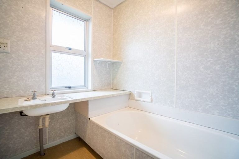 Photo of property in 3 Seddon Street, Takaro, Palmerston North, 4412