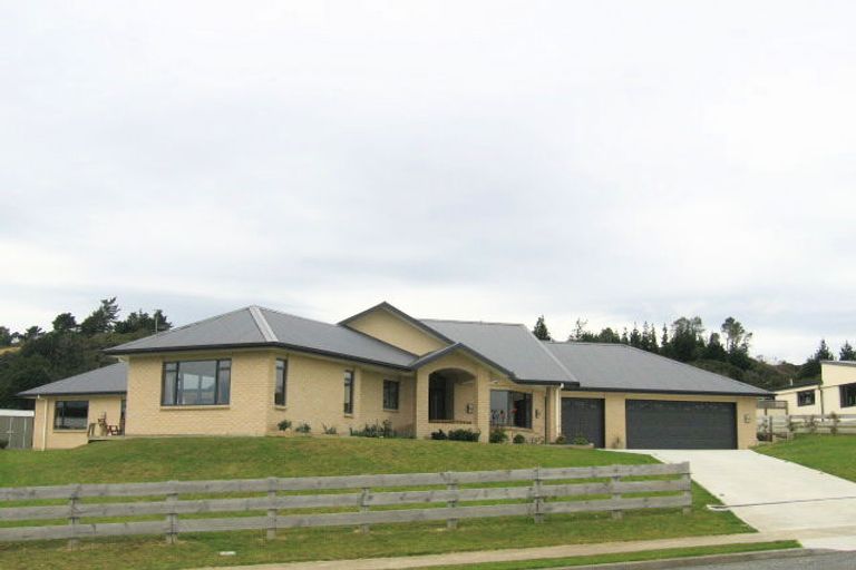 Photo of property in 5 Marua Palm Grove, Timberlea, Upper Hutt, 5018