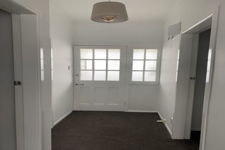 Photo of property in 200 Queens Drive, Lyall Bay, Wellington, 6022